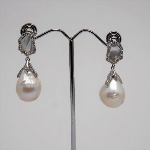 alt="Pendientes largos de Plata rodinada con nácar, circonitas y madreperla"