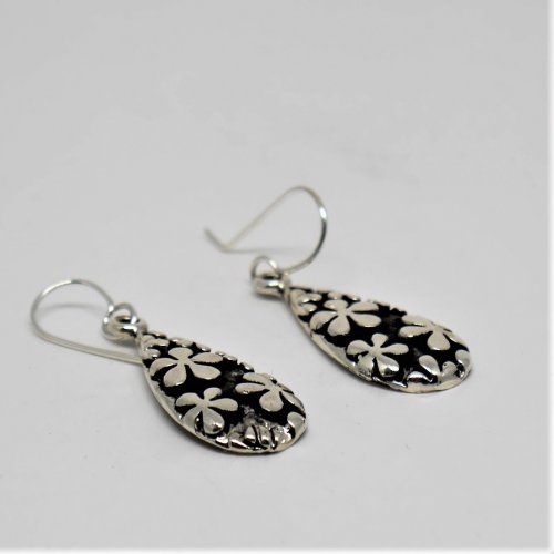 alt="Pendientes largos abiertos de plata de ley 925 Mils. forma de flores. santelmotienda.com"
