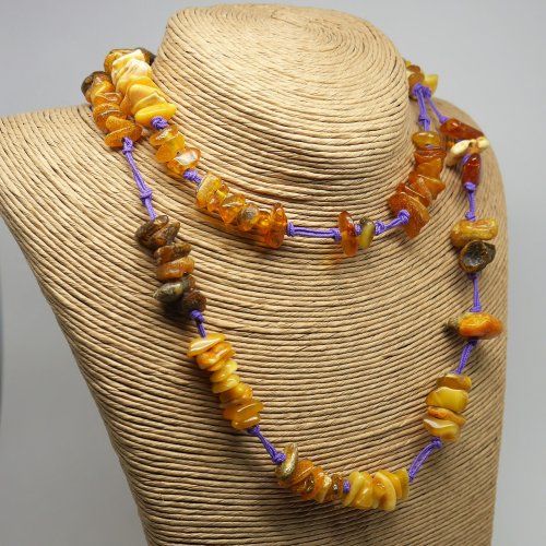 alt="Collar largo de cordón con piedras de ambar. www.santelmotienda.com"