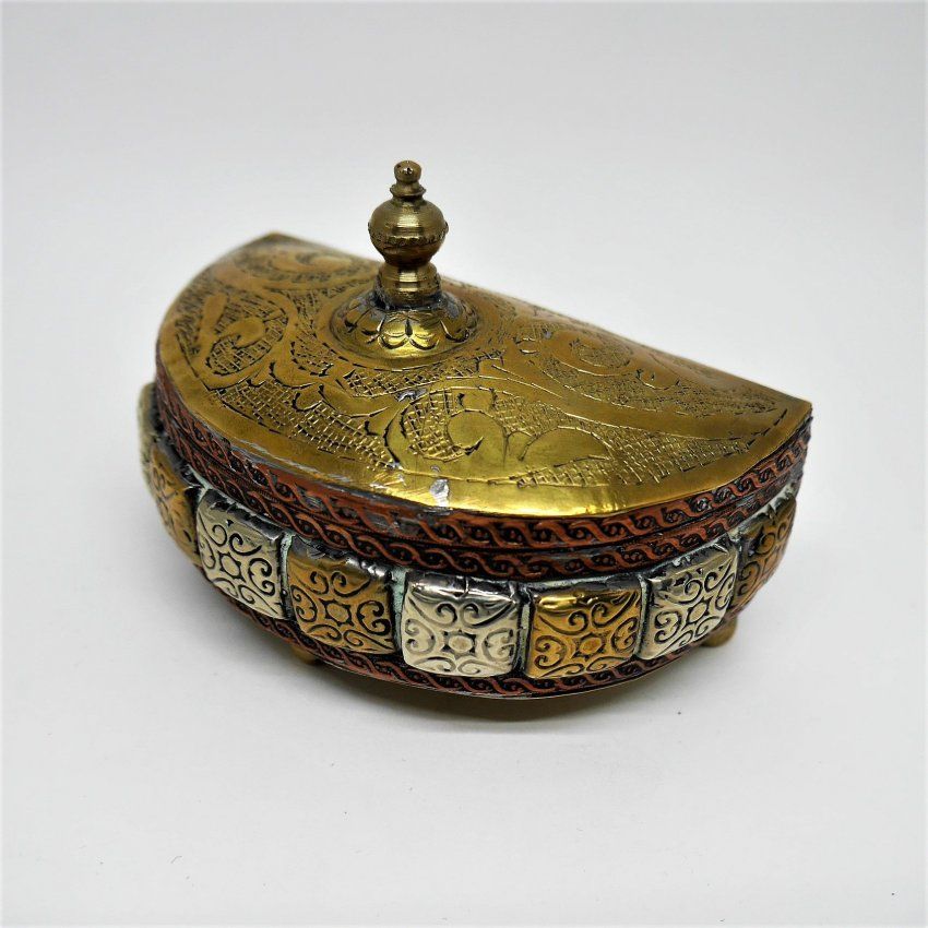 alt=\"caja antigua laton ovalada. www.santelmotienda.com\"