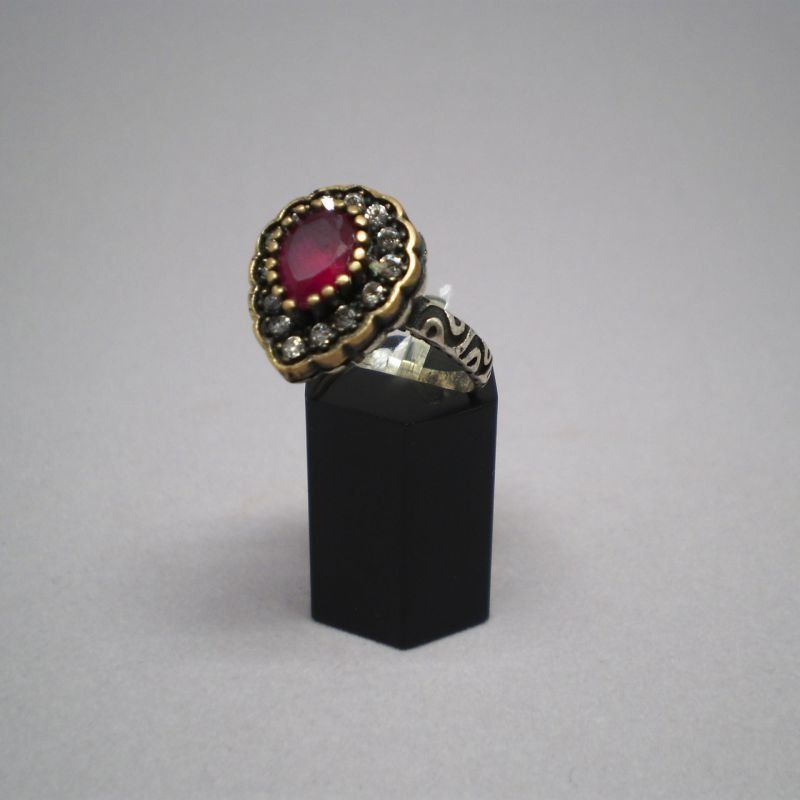 Sortija de plata y plata dorada de ley 925 Mils. con piedra semipreciosa roja y circonitas