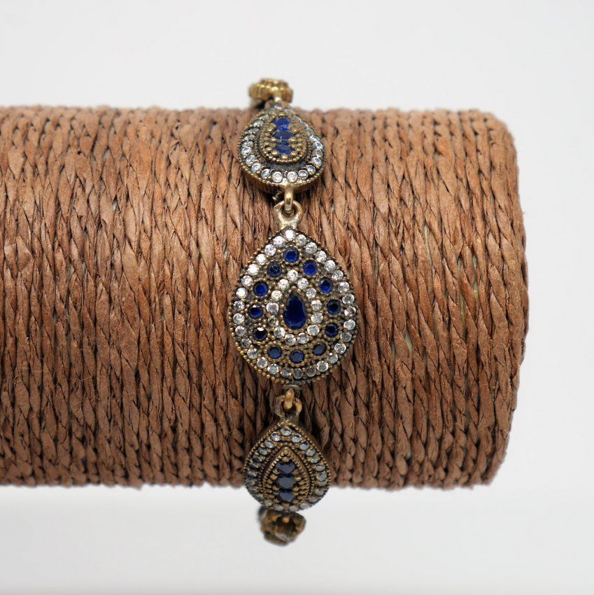 alt=\"pulsera de plata dorada de ley 925 Mils. con zafiros blancos y azules. www.santelmotienda.com\"