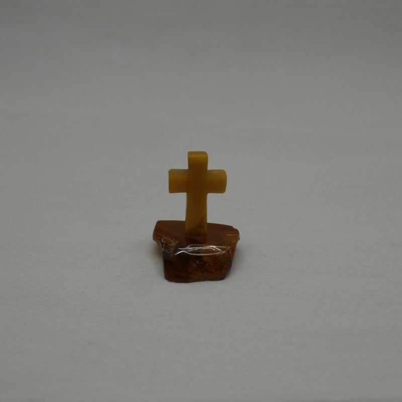 alt="crucifijo de ambar"