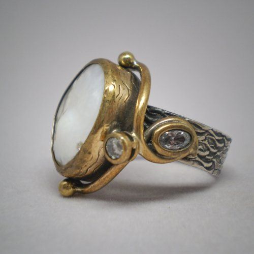 Sortija de plata y plata dorada de ley 925 Mils. con perla natural y 3 circonitas