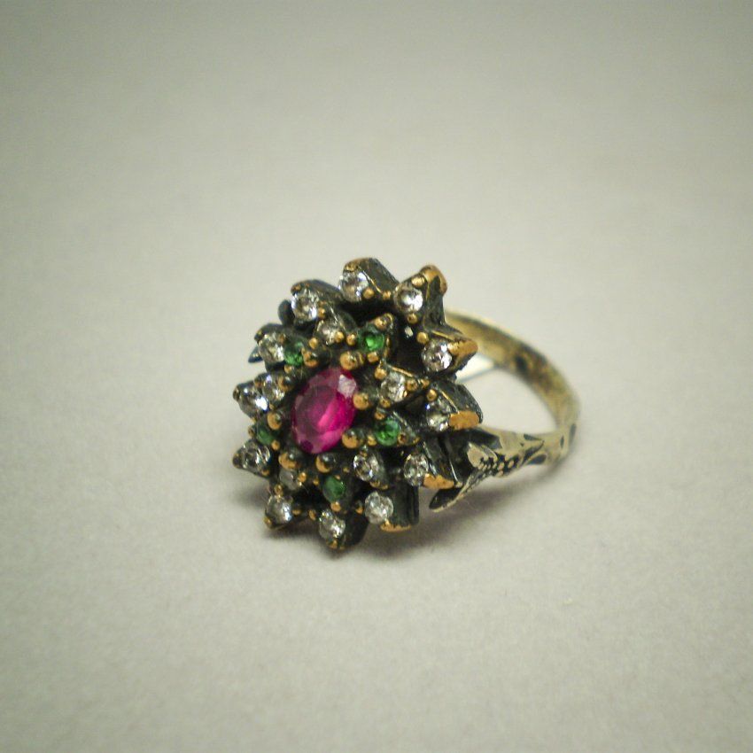 Sortija de plata de ley 925 Mils. con piedras semipreciosas rojas y verdes