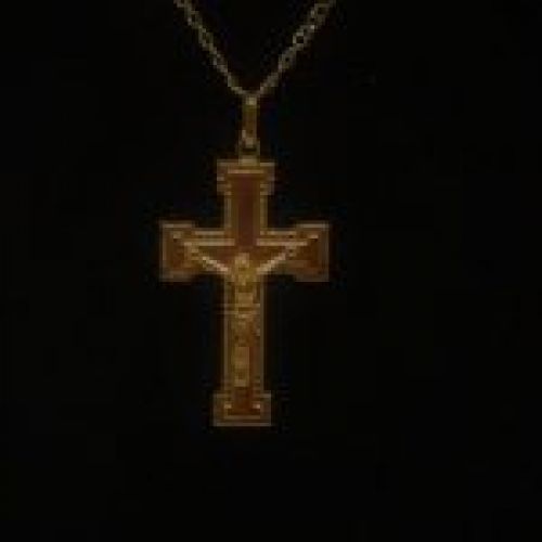 alt="Crucifijo de Oro de ley 18 K