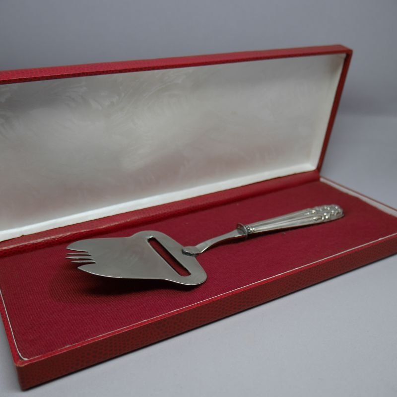 Pala de queso con mango de Plata de ley 925 Mils.