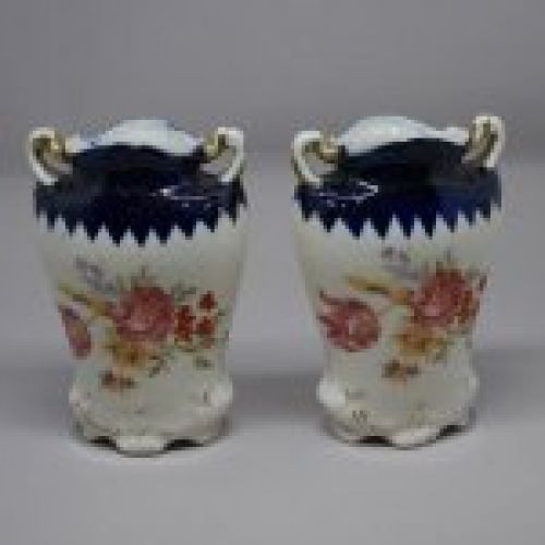 alt="Jarrones juego de porcelana época Isabelina de finales de siglo XIX"JPG