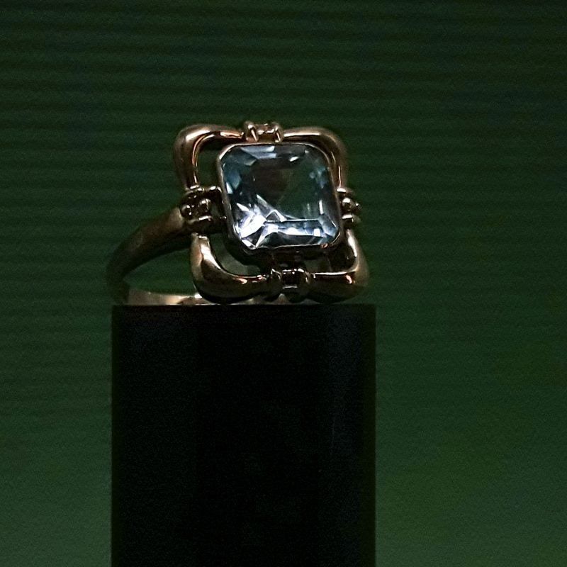 alt=\"Sortija oro bajo 9 K. y topacio azul\"