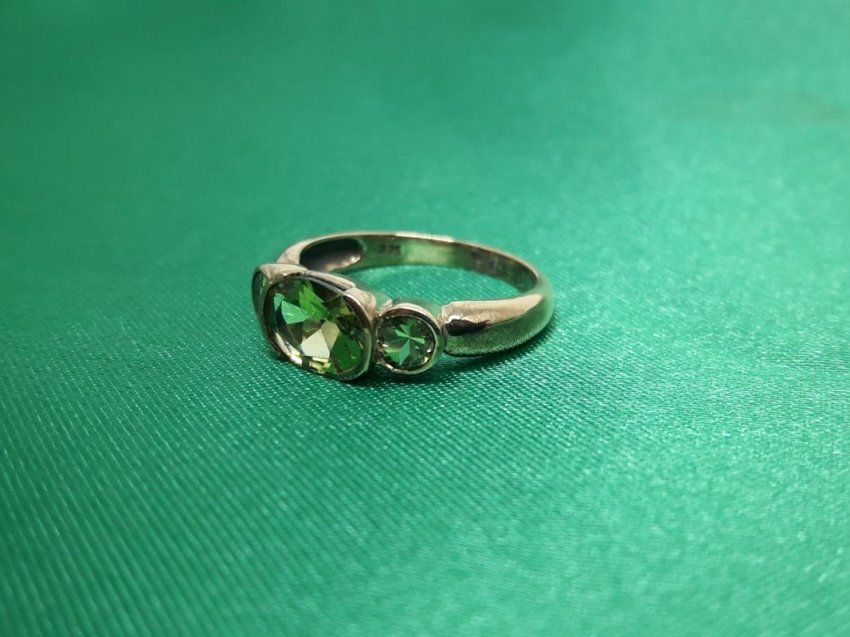 alt=\"·Sortija de oro bajo 9 K. con olivinas\"