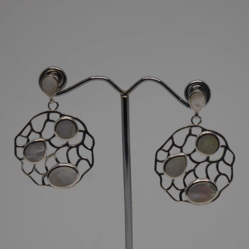 alt=\"Pendientes largos cerrados de Plata de ley 925 Mils. y nácar\"