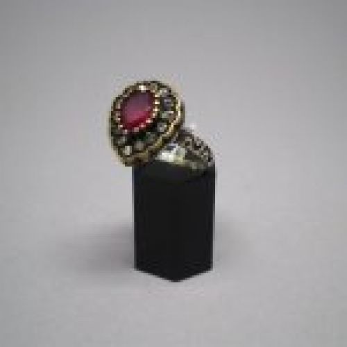 Sortija de plata y plata dorada de ley 925 Mils. con piedra semipreciosa roja y circonitas