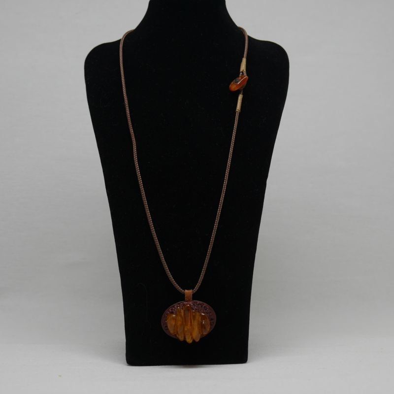 alt=\"gargantilla cuero y ambar\"