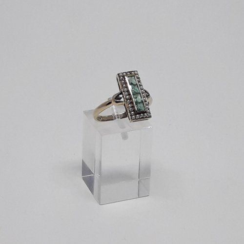 alt=\"Sortija de oro bajo 9 K. con esmeraldas y perlas de aljofar\"