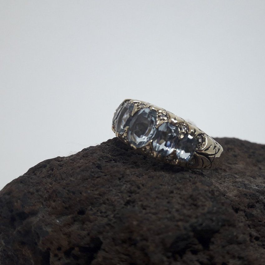 Sortija de oro bajo, 9 k. con 5 agua marinas y 12 brillantes