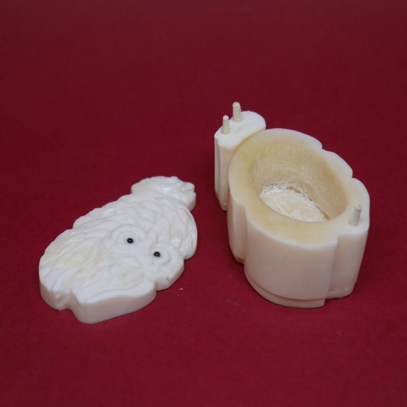 Caja de hueso con dibujo de dos buho