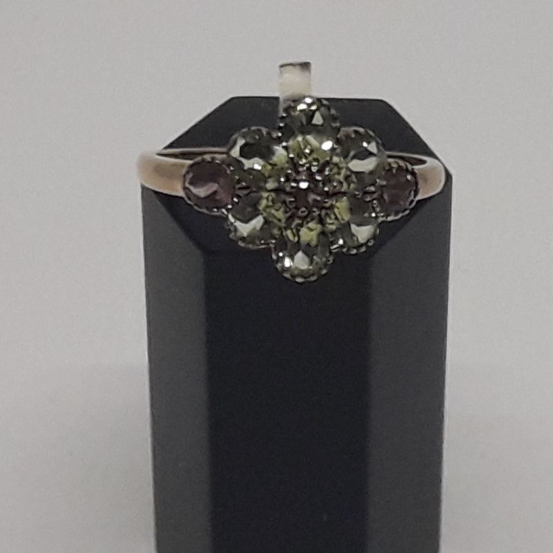 alt=\"Sortija de oro bajo 9 K. con olivinas y amatistas\"