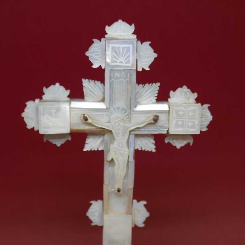 alt=\"Crucifijo de nacar antiguo\"