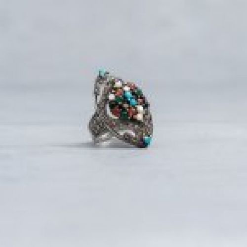 Alt=\"sortija lanzadera de plata de Ley 925 Mils. con naturales de nacar, turquesas, agatas y cornalitas. www.santelmotienda.com\"