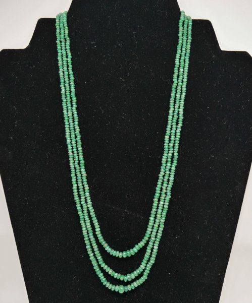 alt=\"Collar 3 vueltas de Esmeraldas en disminución con cierre de Oro de ley 18 K.\"