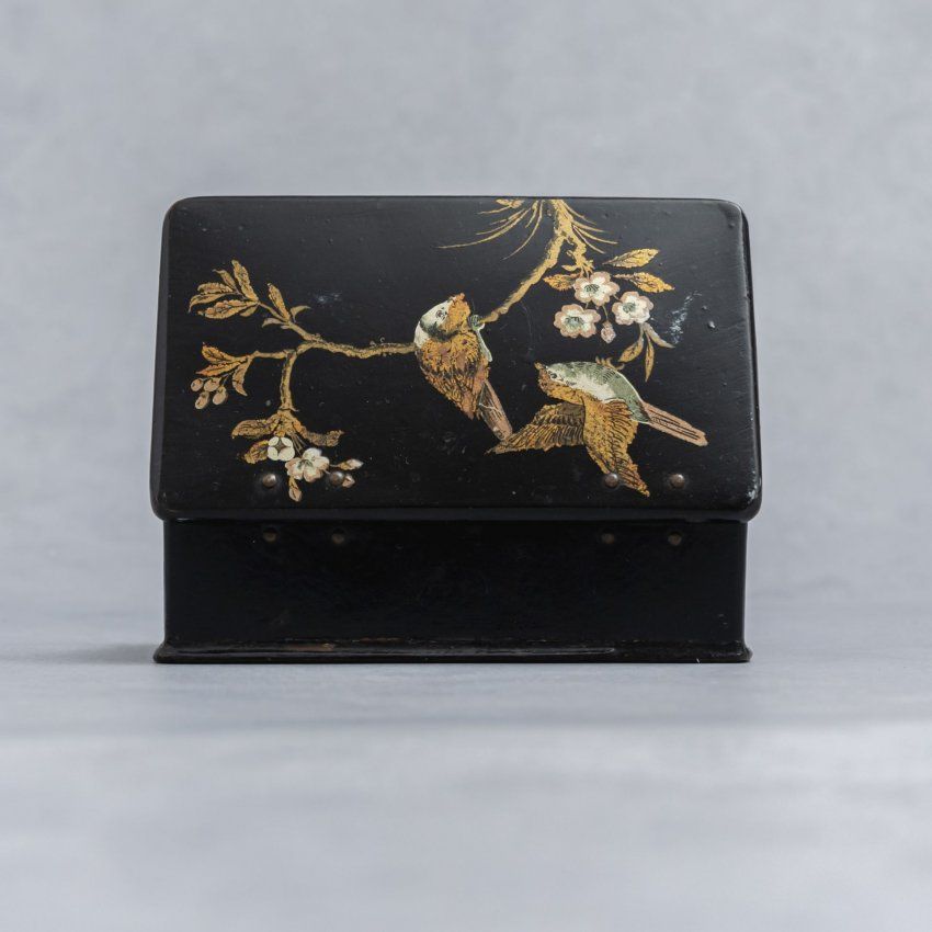 alt=\"caja antigua papel mache napoleon III con escena de pajaros. www.santelmotienda.com\"