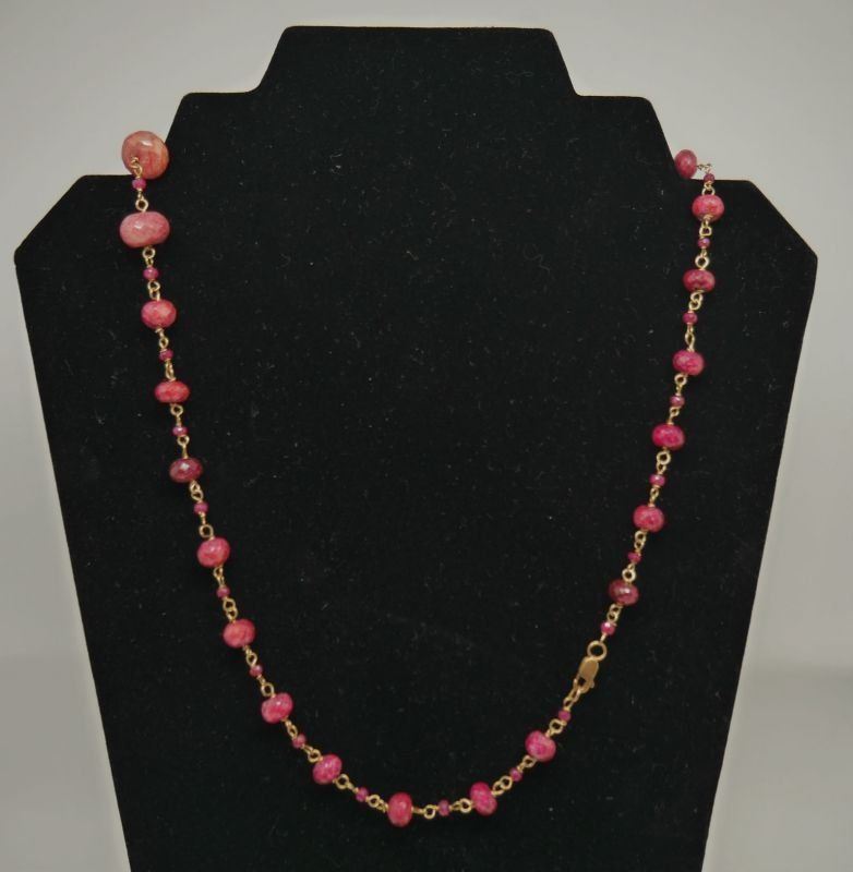 alt=\"Collar de oro de ley 18 K con rubies facetados en disminución\"