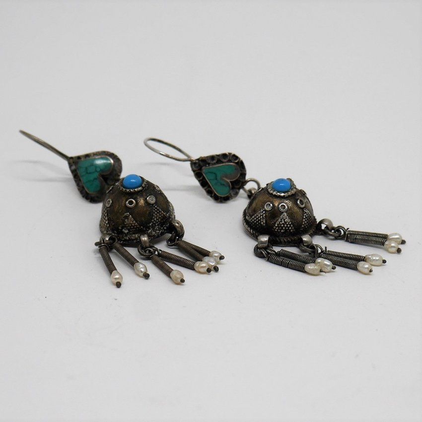 alt=\"Pendientes largos Afganos de Plata y laton con Turquesas y Perlas de rio. santelmotienda.com\"