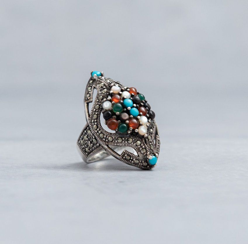 Alt=\"sortija lanzadera de plata de Ley 925 Mils. con naturales de nacar, turquesas, agatas y cornalitas. www.santelmotienda.com\"