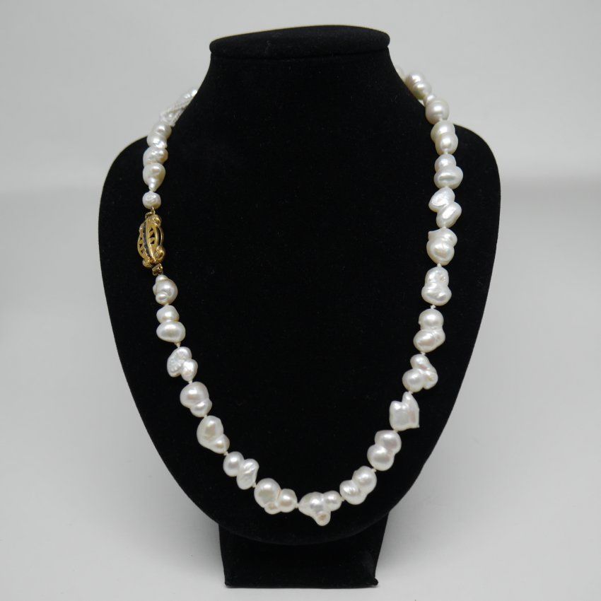 alt=\"Collar de Perlas de Aguadulce con cierre de Oro de ley 18 K. con Zafiros y Brillantes\"