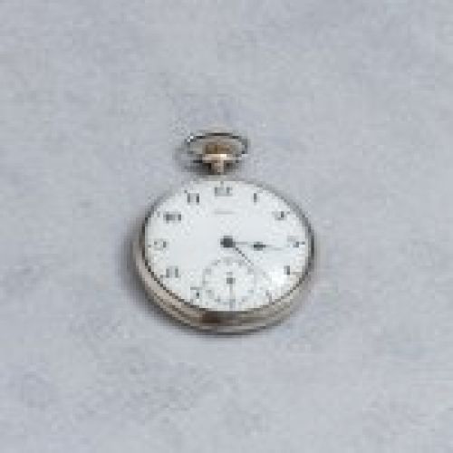 alt="Reloj de bolsillo a cuerda antiguo de plata de ley marca Héctor en estado de marcha