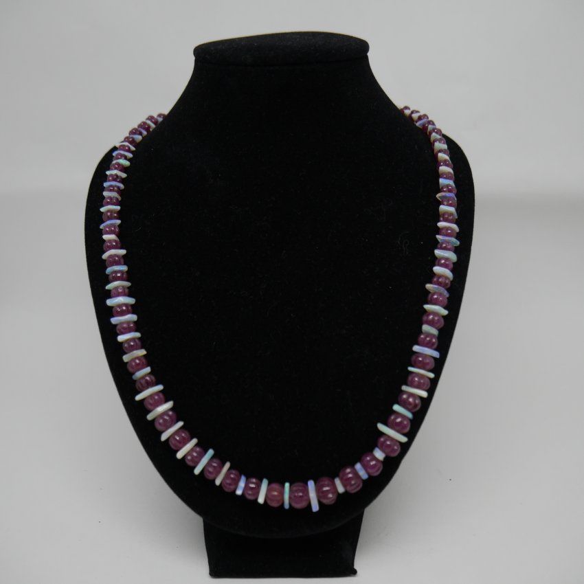 alt="Collar de Rubies y Ópalos con cierre de Oro de ley 18 K