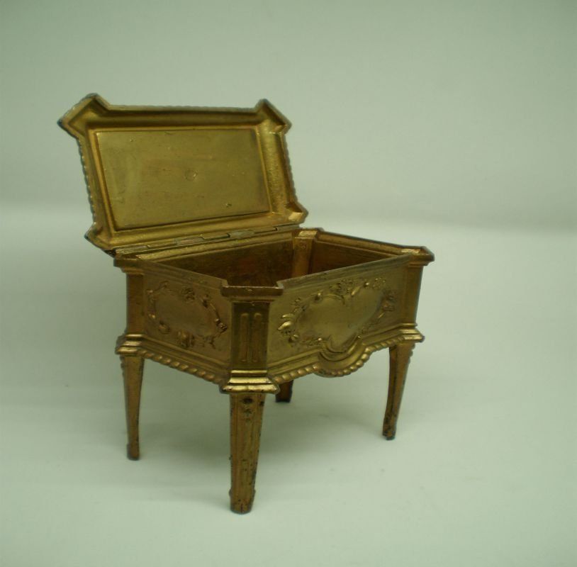 alt=\"Joyero antiguo de bronce alto, 4 patas\"