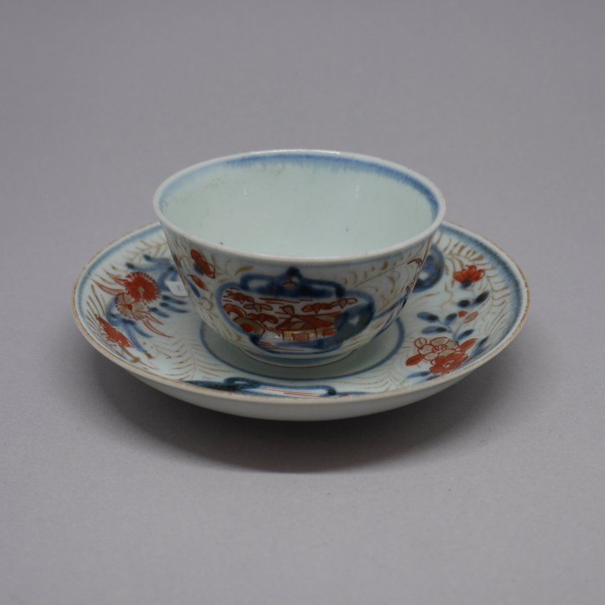 alt="Plato y taza de porcelana Japonesa antiguos"