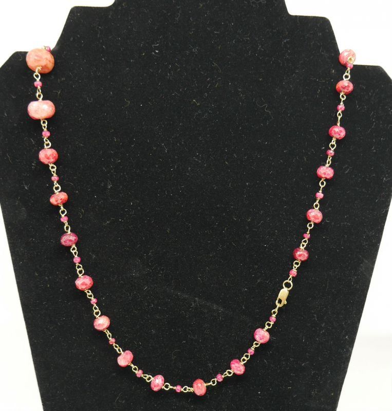 alt=\"Collar de oro de ley 18 K con rubies facetados en disminución\"