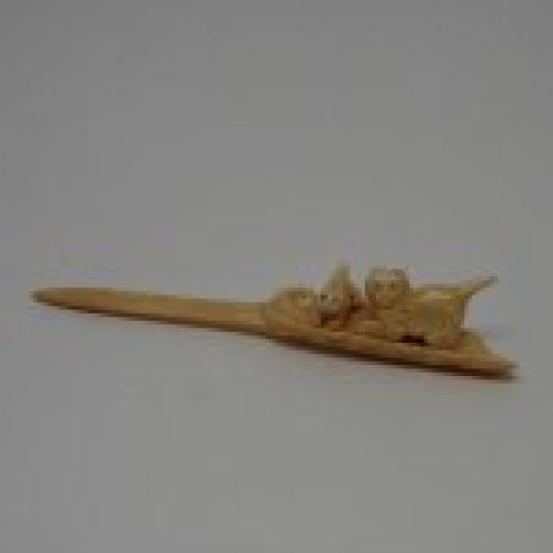 Abrecartas de hueso tallado a mano con relieve de 2 gatos