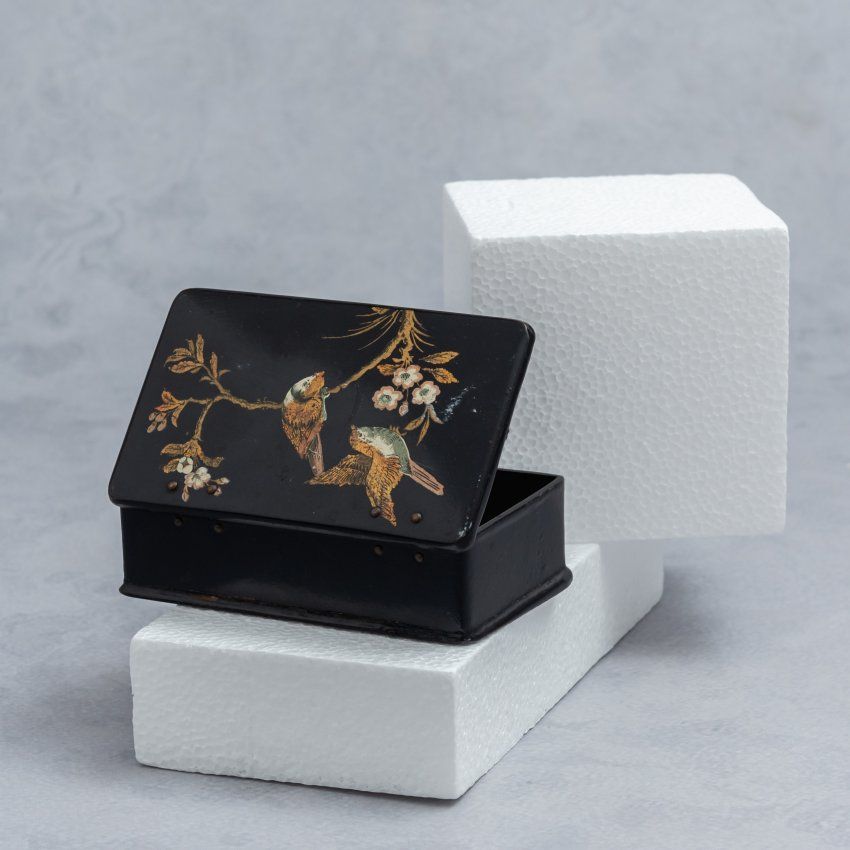 alt="caja antigua papel mache napoleon III con escena de pajaros