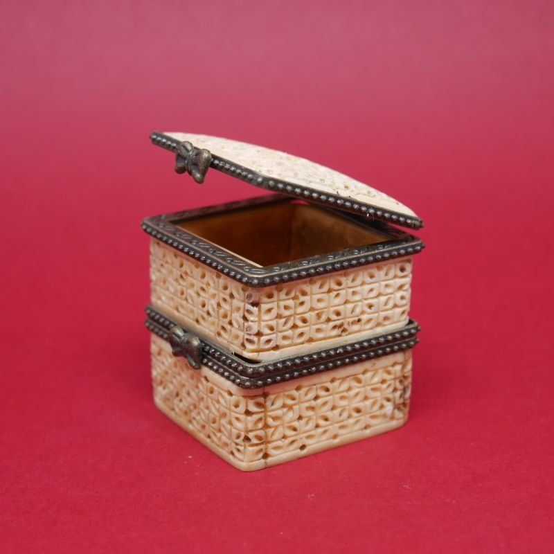 Caja doble  de hueso calada tallada a mano