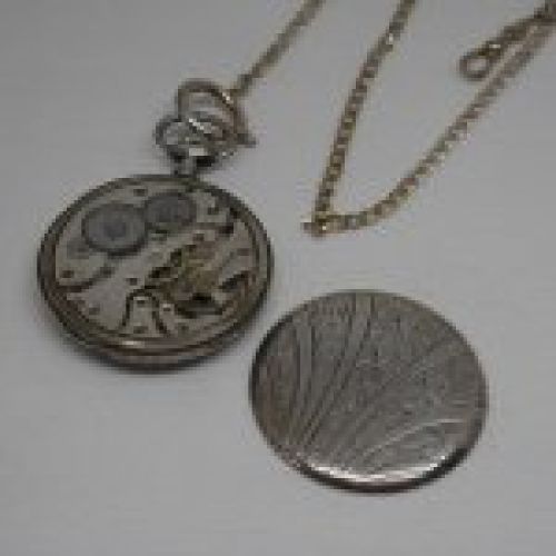 alt=\"Reloj antigüo de bolsillo caballero con cadena y caja de plata de ley marca Gentileza en estado de marcha\"