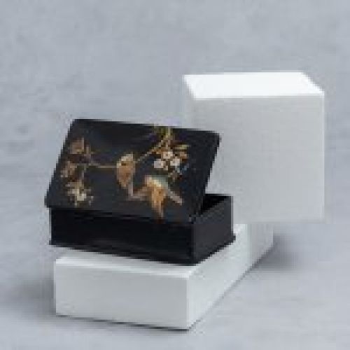 alt="caja antigua papel mache napoleon III con escena de pajaros