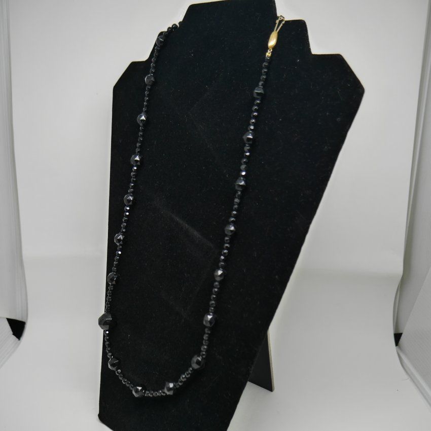 alt="Collar de Azabache facetado con cierre de Oro de ley 18 K