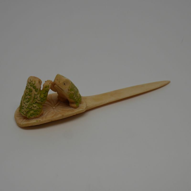 Abrecartas de hueso tallado a mano