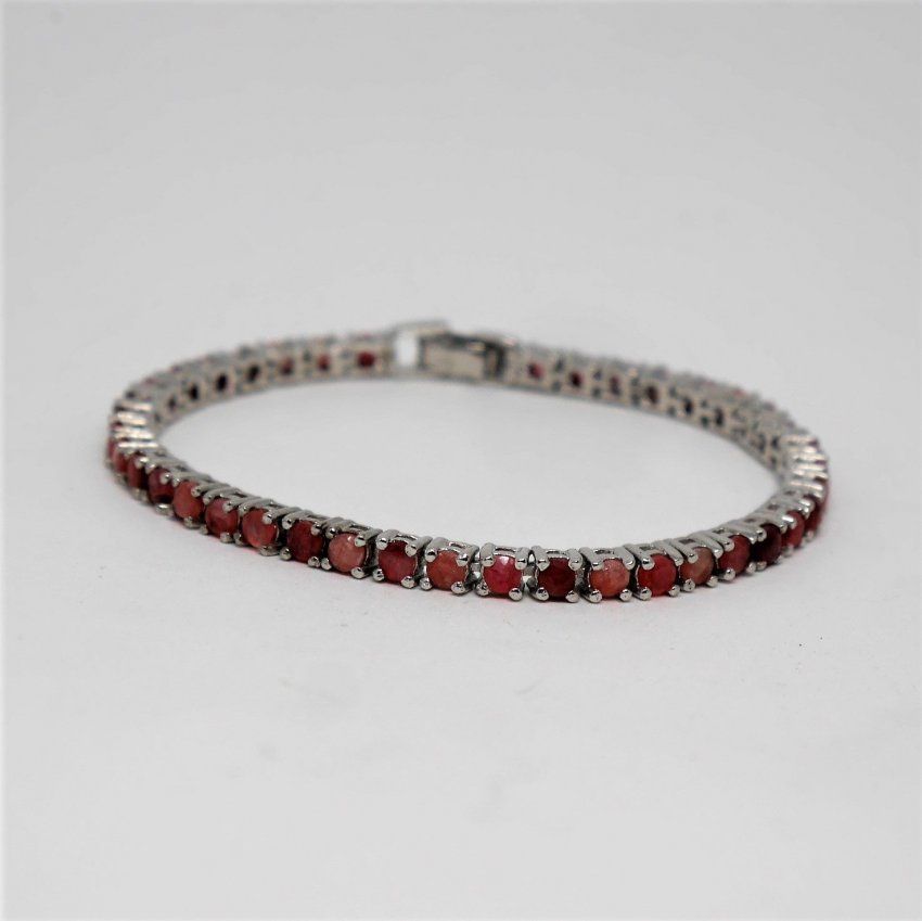 alt=\"pulsera de plata de ley rodinada con rubies. www.santelmotienda.com\"