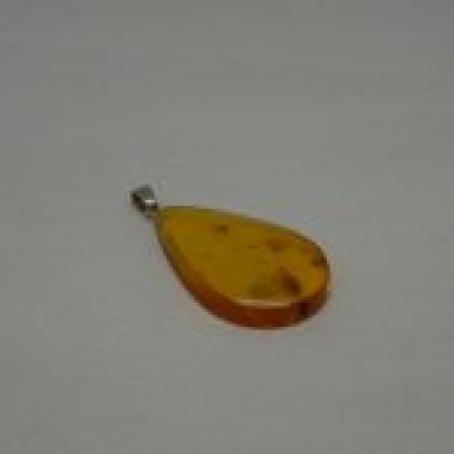 alt="Colgante de plata de ley y ambar en forma de lágrima"