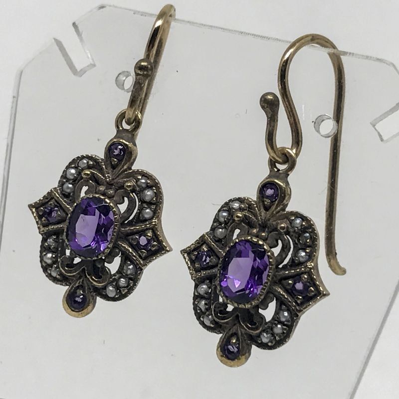 alt=\"Pendientes de oro bajo 9 K. con amatistas y perlitas\"