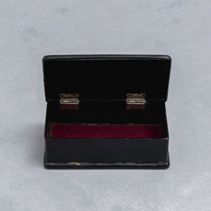 alt=\"caja antigua papel mache napoleon III con escena de pajaros. www.santelmotienda.com\"