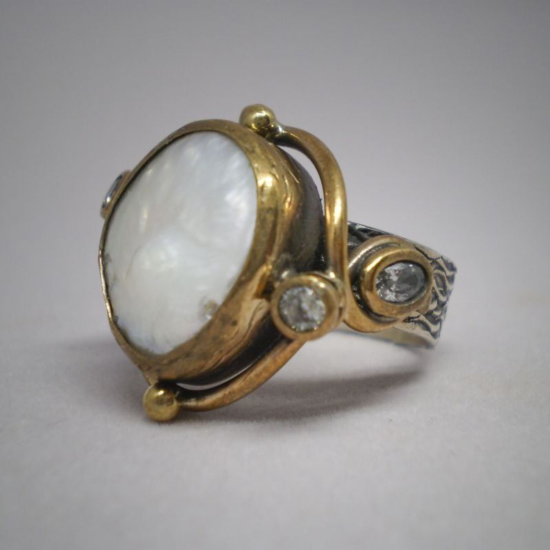 Sortija de plata y plata dorada de ley 925 Mils. con perla natural y 3 circonitas