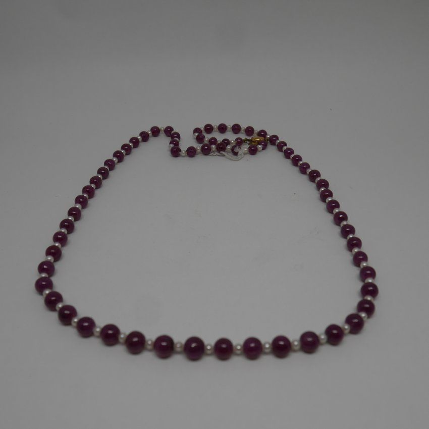 alt="Collar de Rubies y Perlas cultivadas con cierre de Oro de ley 18 K