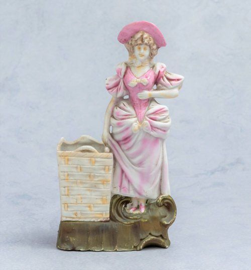 Alt=\"Jardinera Biscuit de finales del Siglo XIX. Dama con cesto. www.santelmotienda.com\"