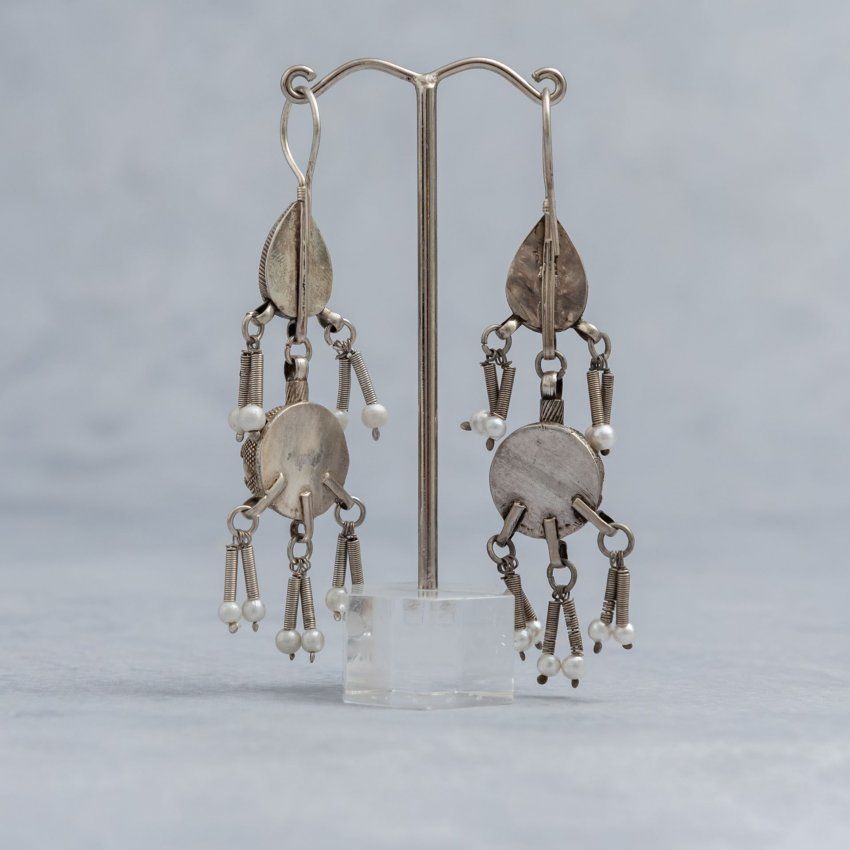 alt=\"Pendientes Afganos largos de Plata de ley 925 Mils. y laton con y Perlas. santelmotienda.com\"