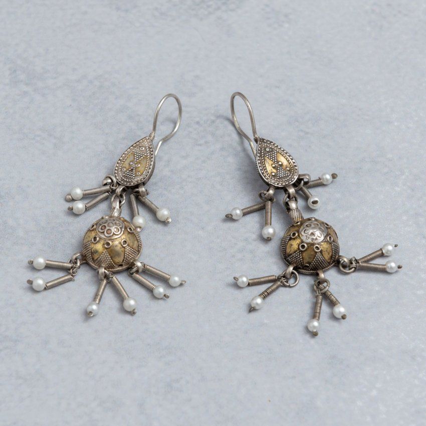 alt=\"Pendientes Afganos largos de Plata de ley 925 Mils. y laton con y Perlas. santelmotienda.com\"